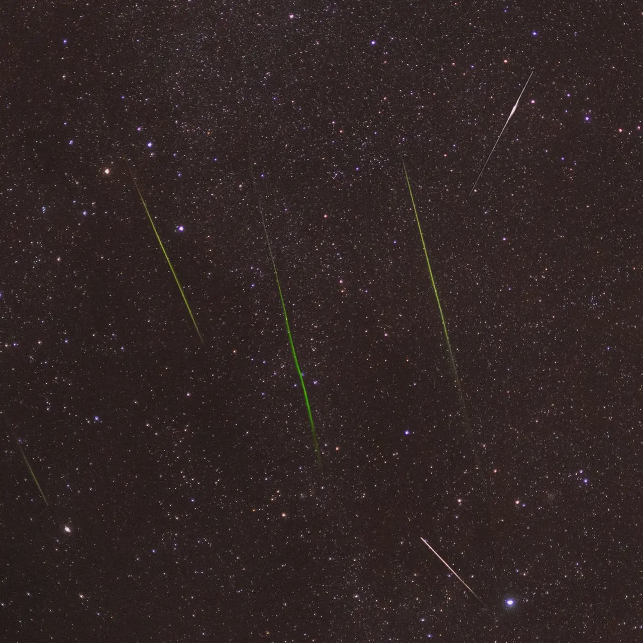 Duas chuvas de meteoros do Hemisfério Sul atingem o pico sobre o Brasil durante a noite