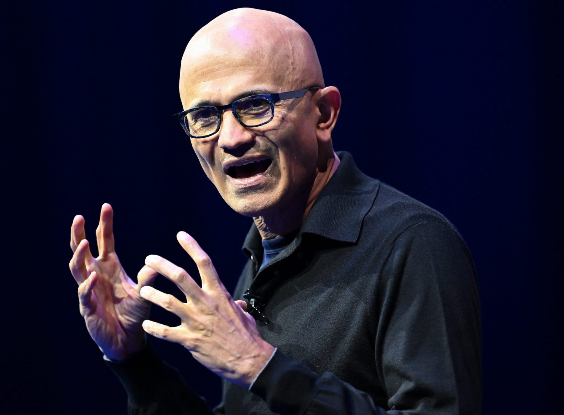 Azure da Microsoft ultrapassa US$100 bilhões enquanto empresa prevê capex maciço em IA