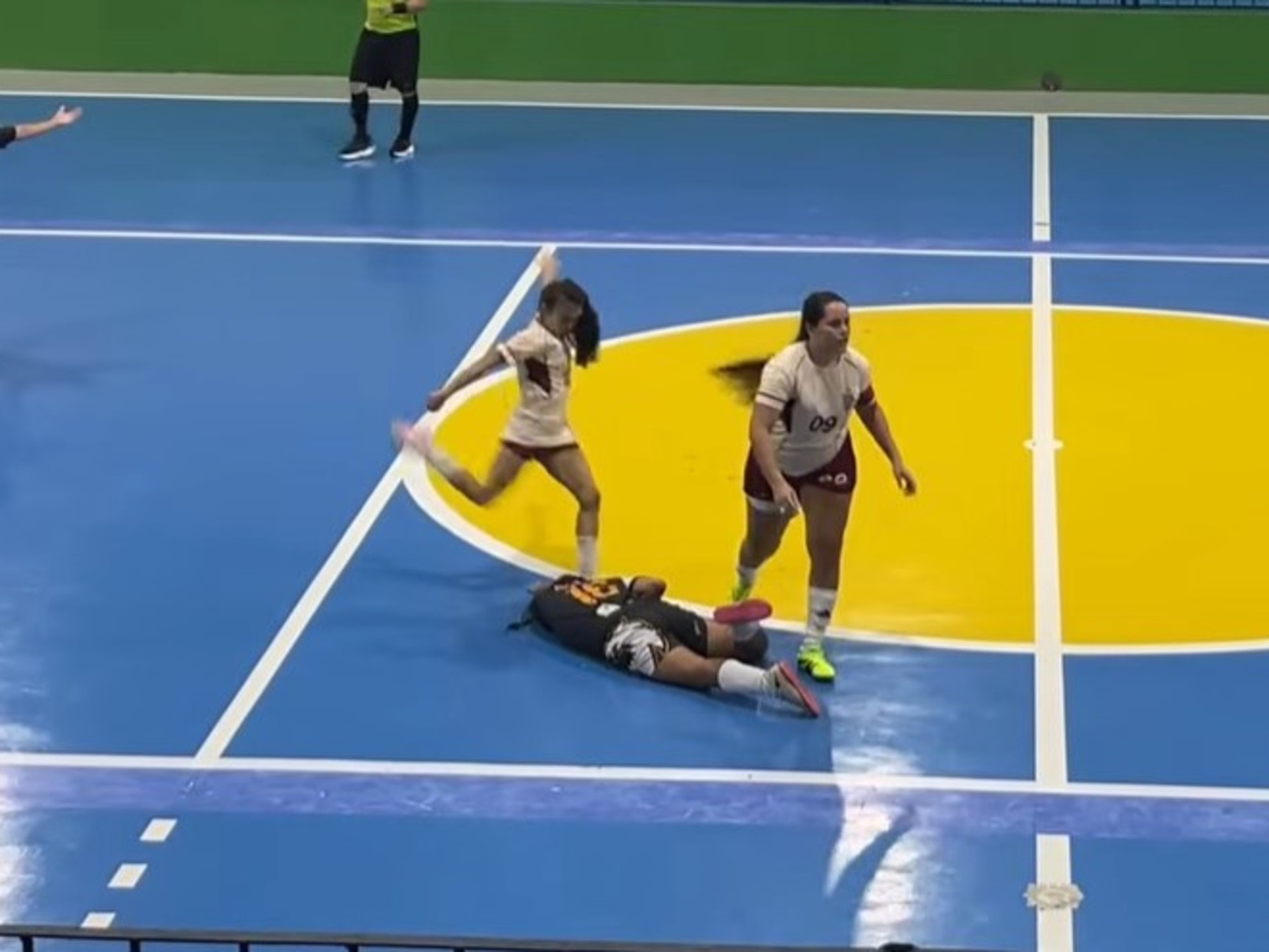 Jogador de futsal suspenso por cinco anos após chutar adversário duas vezes na cabeça