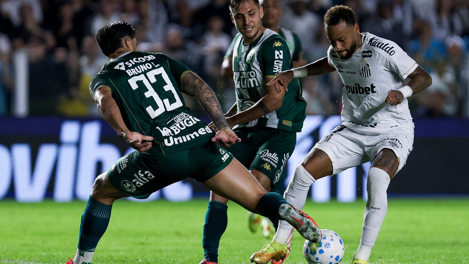 Neymar marca duas vezes pelo Santos com comemoração que mostra cartões