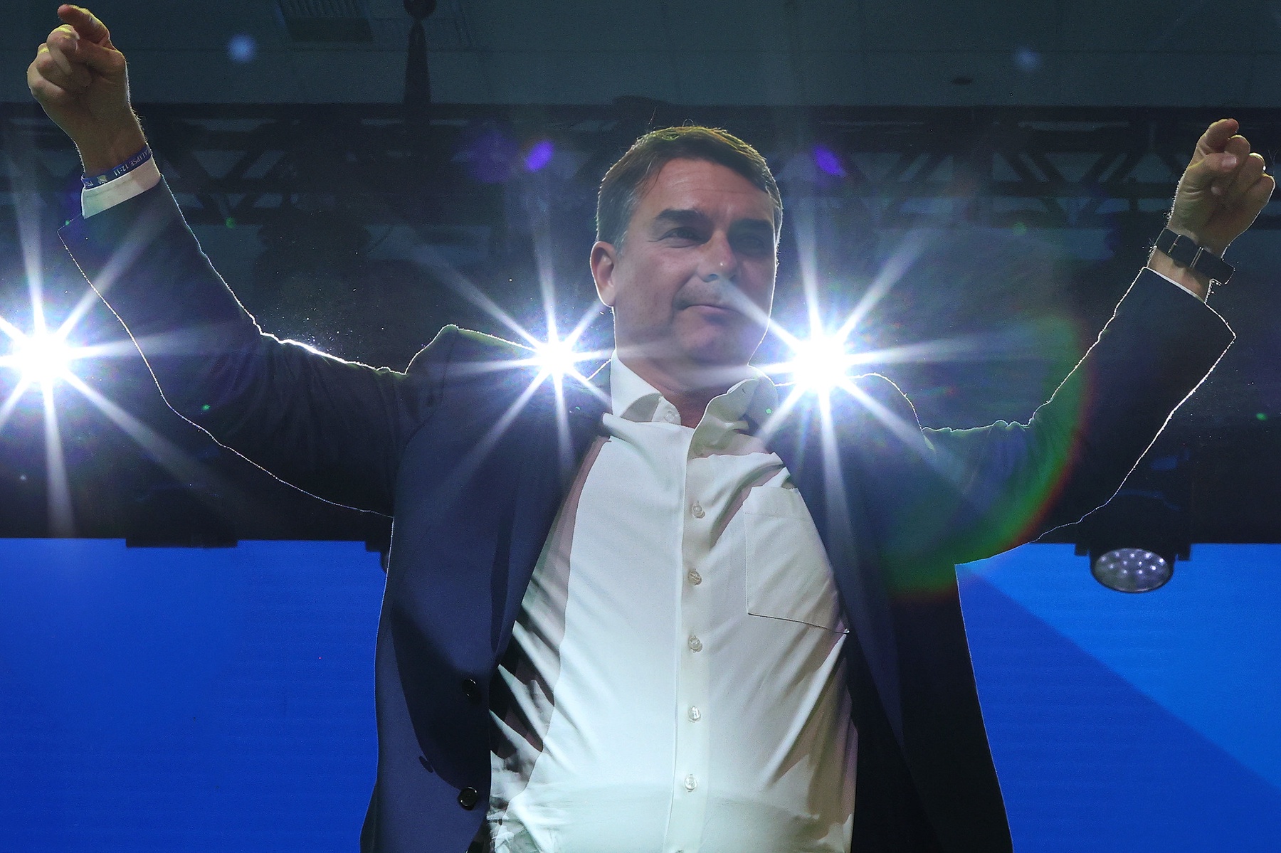 Flávio Bolsonaro envia defesa por escrito e PF cancela seu depoimento em inquérito sobre calúnia