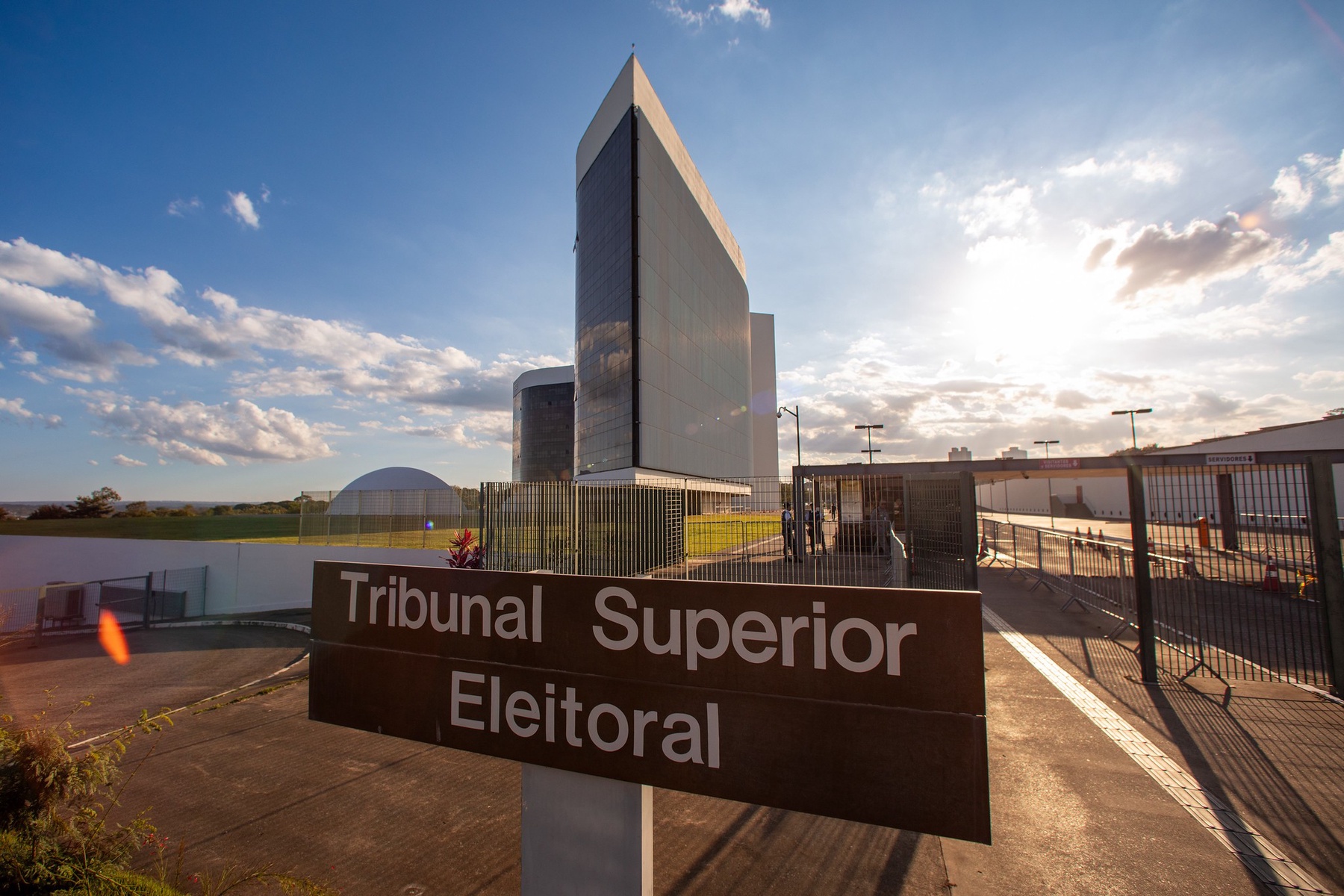 Tribunais entram em conflito por vídeo em IA de Bolsonaro enquanto TSE ordena preservação de dados