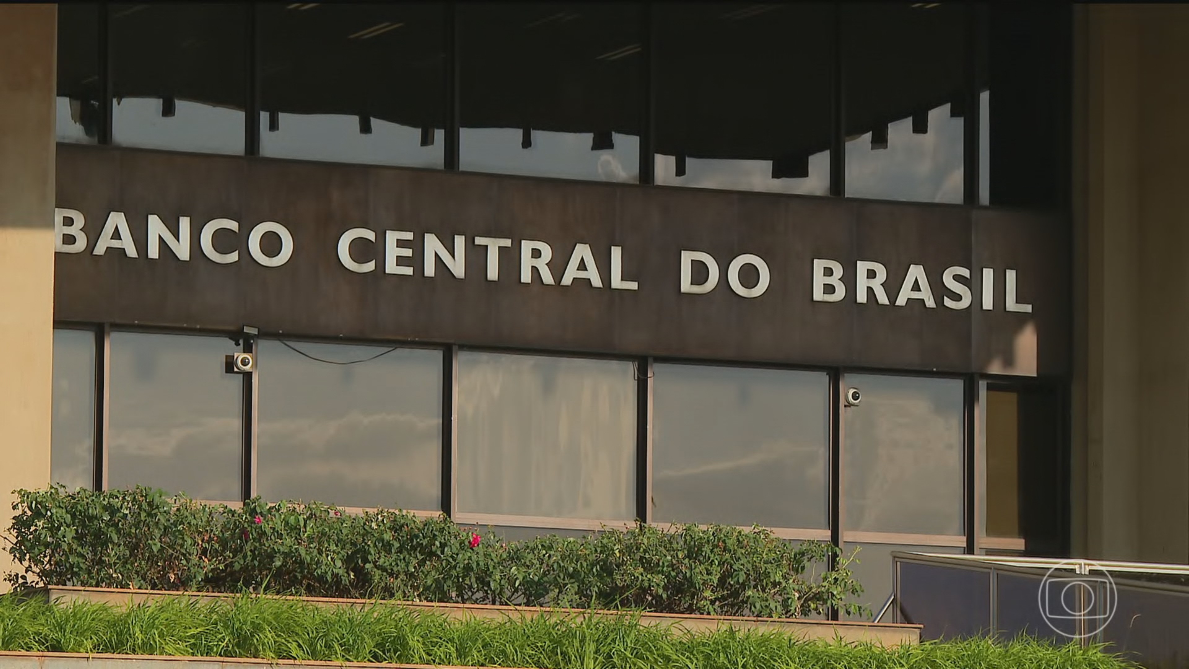 Banco Central corta Selic para 14% enquanto taxa de longo prazo do BNDES supera 8%