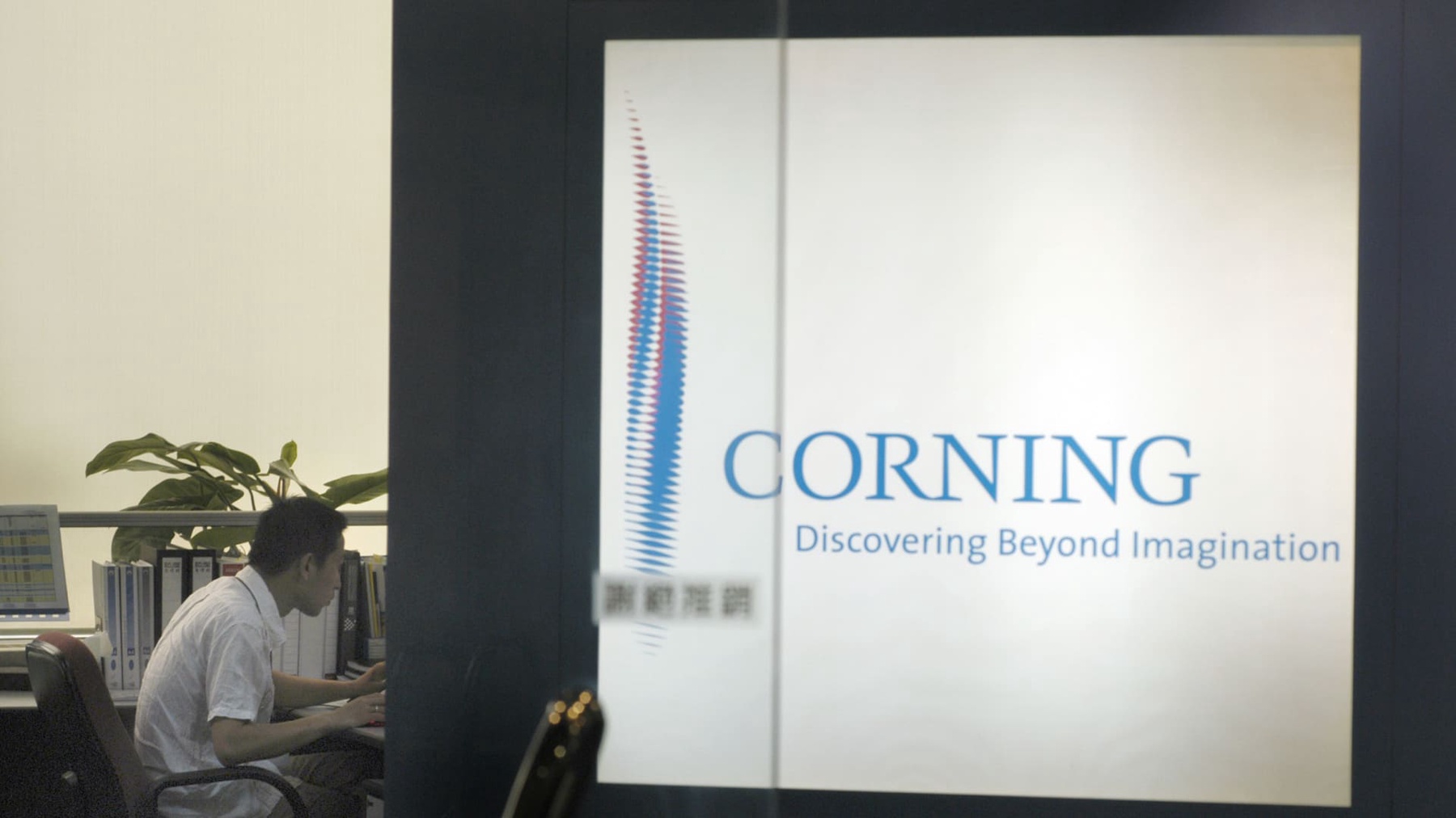 Ações da Corning caem após superarem estimativas no 2º trimestre, enquanto limites de capacidade reduzem perspectiva de curto prazo