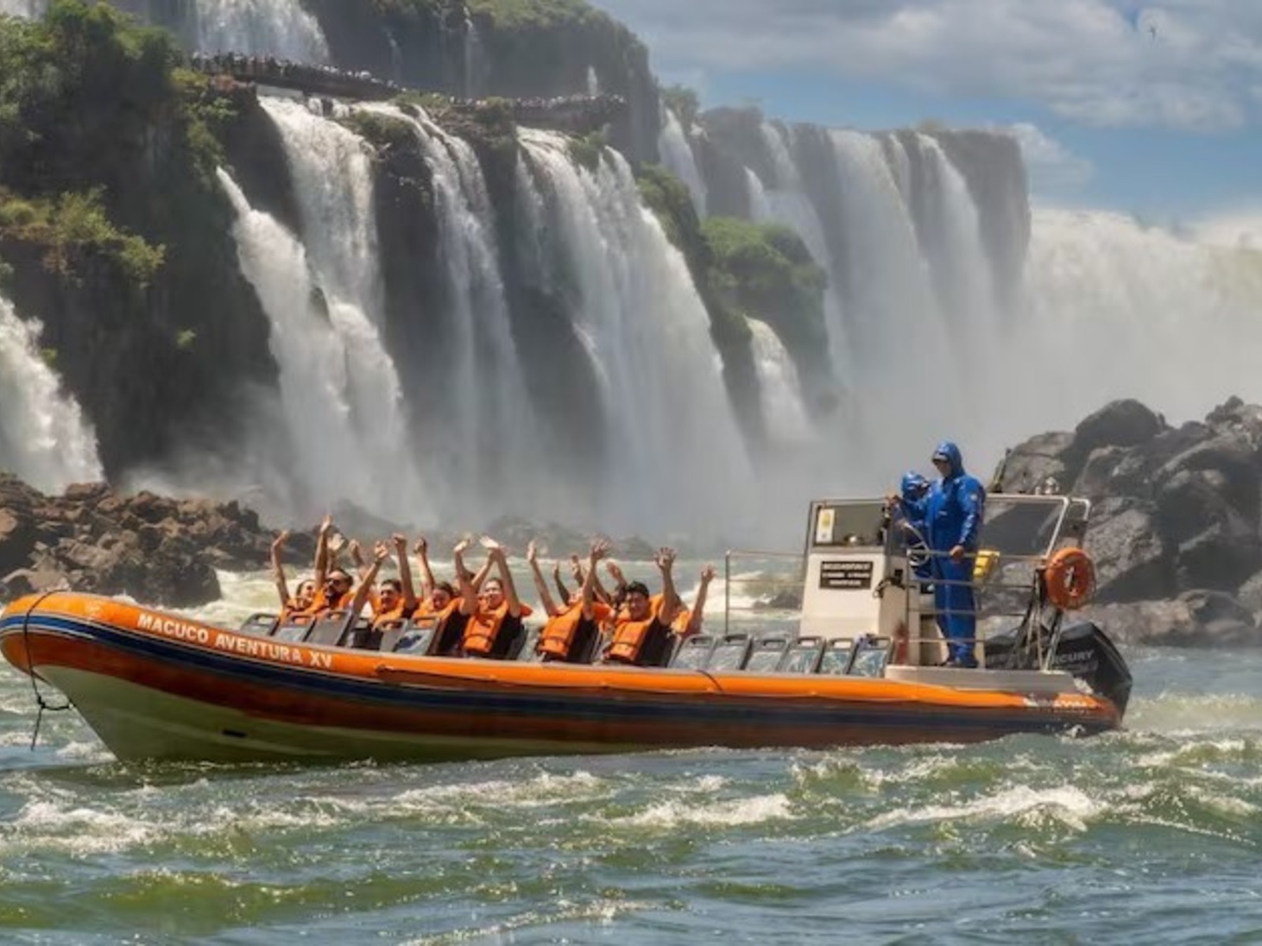 Turista morre após barco do safári Macuco virar nas Cataratas do Iguaçu