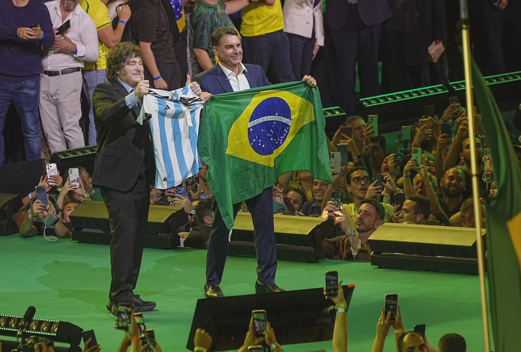Brasil convoca embaixador argentino após Milei insultar Lula em São Paulo