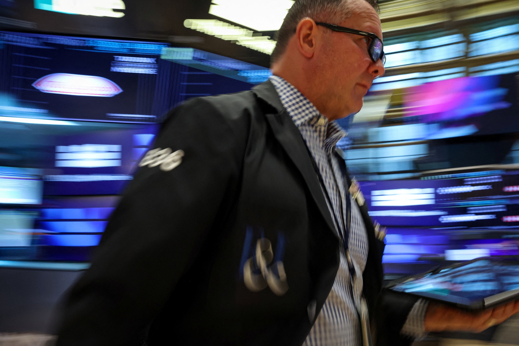 Mercados divididos enquanto queda global de chips leva Nasdaq para baixo e Dow para cima
